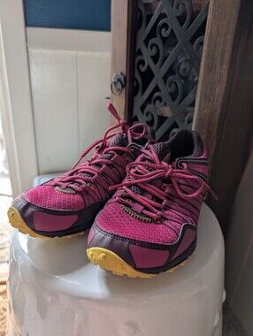 Nwot Women’s Pink Trail Running Shoes with Yellow Outsole Helly Hanson Size 6